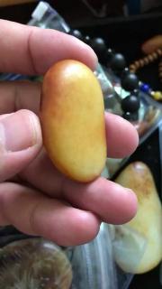新疆和田玉籽料原石,22.5克,红皮籽,一口气肉细无结构.可包金或打眼直
