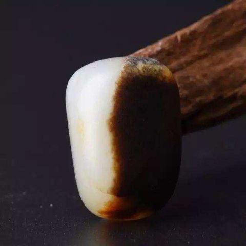 玉侠揭秘和田玉里的黑皮籽料是什么?
