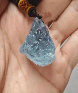 不同种类的玉石透明度有所不同.例如,翡翠有多种透明度级别,从透明到