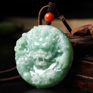 翡翠与玉,这东方绿宝石与传统玉石的较量,可真是让人大开眼界啊!